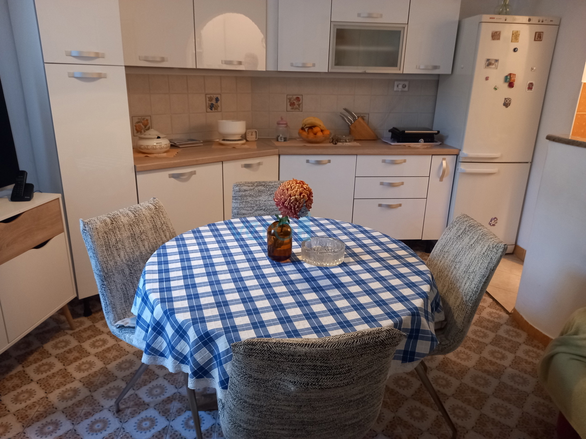 Rijeka, center, Pomerio, prostorno štirisobno stanovanje s 97 m2 v drugem nadstropju