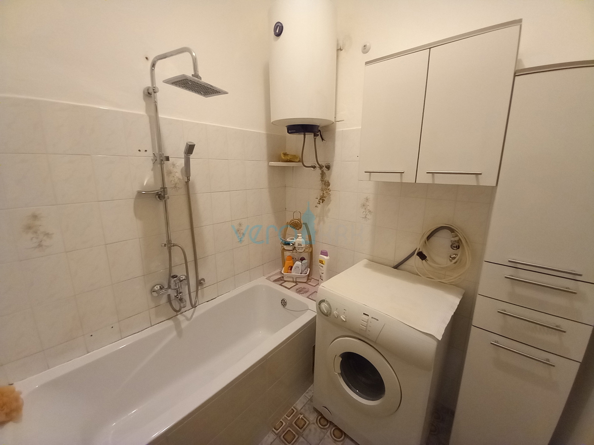 Rijeka, center, Pomerio, prostorno štirisobno stanovanje s 97 m2 v drugem nadstropju
