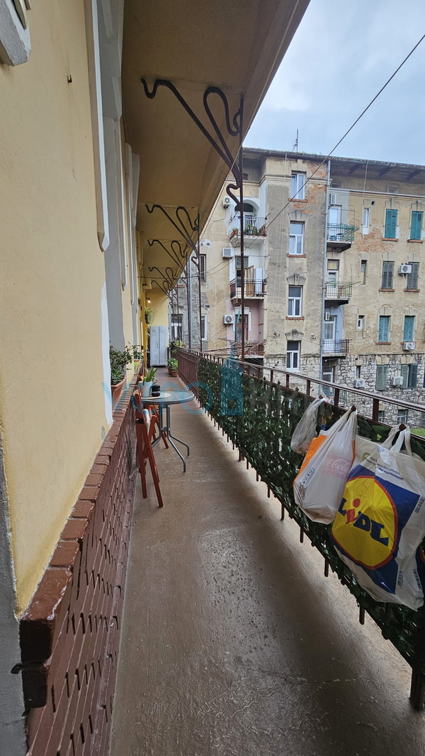 Rijeka, center, Pomerio, prostorno štirisobno stanovanje s 97 m2 v drugem nadstropju