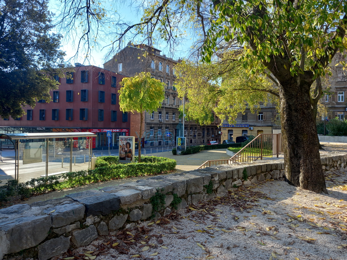 Rijeka, center, Pomerio, prostorno štirisobno stanovanje s 97 m2 v drugem nadstropju