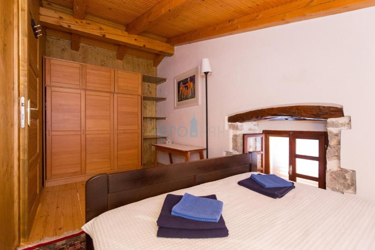 Otok Krk, mesto Krk, bližnja okolica, avtohtona obnovljena kamnita hiša 157 m2 in 250 m2 zemljišča, prodaja