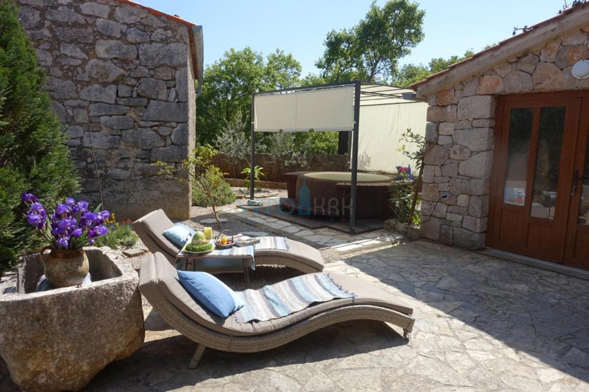 Otok Krk, mesto Krk, bližnja okolica, avtohtona obnovljena kamnita hiša 157 m2 in 250 m2 zemljišča, prodaja