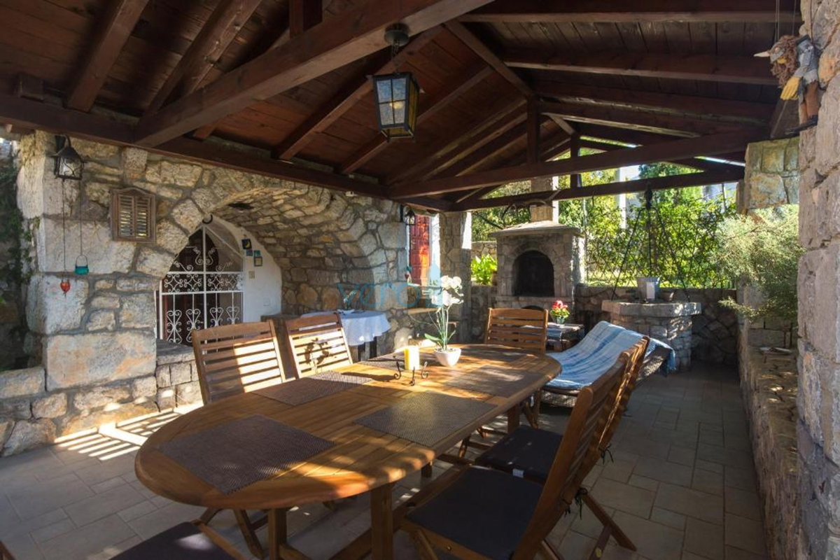 Otok Krk, mesto Krk, bližnja okolica, avtohtona obnovljena kamnita hiša 157 m2 in 250 m2 zemljišča, prodaja