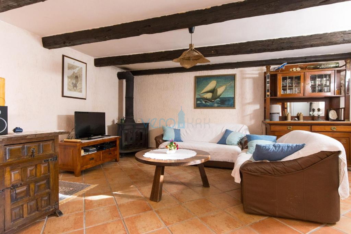 Otok Krk, mesto Krk, bližnja okolica, avtohtona obnovljena kamnita hiša 157 m2 in 250 m2 zemljišča, prodaja