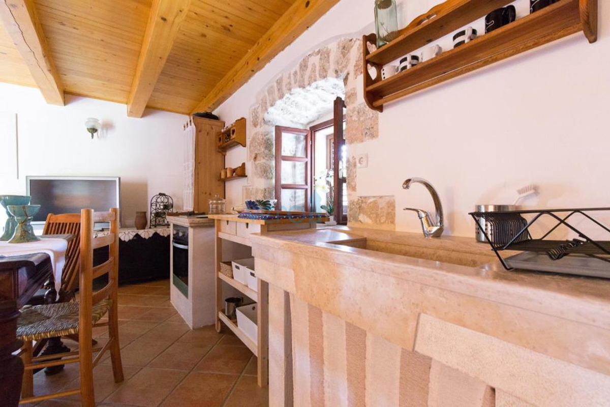 Otok Krk, mesto Krk, bližnja okolica, avtohtona obnovljena kamnita hiša 157 m2 in 250 m2 zemljišča, prodaja