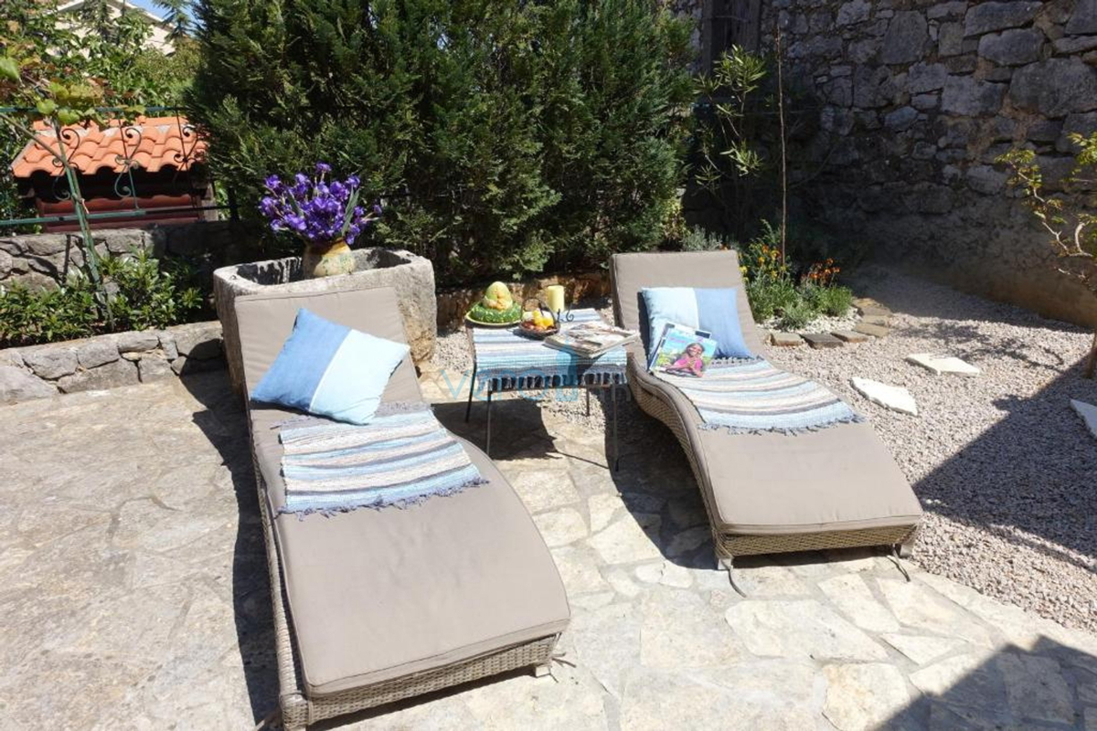 Otok Krk, mesto Krk, bližnja okolica, avtohtona obnovljena kamnita hiša 157 m2 in 250 m2 zemljišča, prodaja