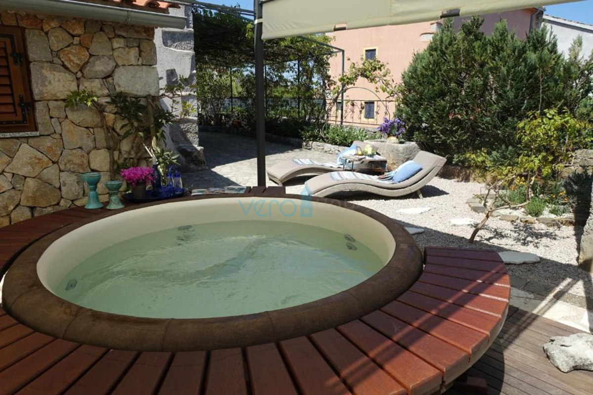 Otok Krk, mesto Krk, bližnja okolica, avtohtona obnovljena kamnita hiša 157 m2 in 250 m2 zemljišča, prodaja