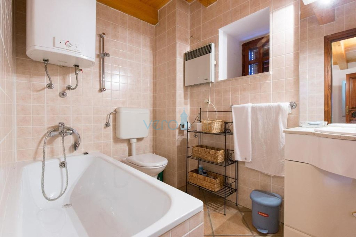 Otok Krk, mesto Krk, bližnja okolica, avtohtona obnovljena kamnita hiša 157 m2 in 250 m2 zemljišča, prodaja