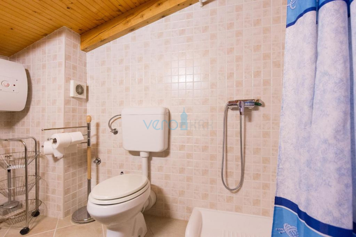 Otok Krk, mesto Krk, bližnja okolica, avtohtona obnovljena kamnita hiša 157 m2 in 250 m2 zemljišča, prodaja