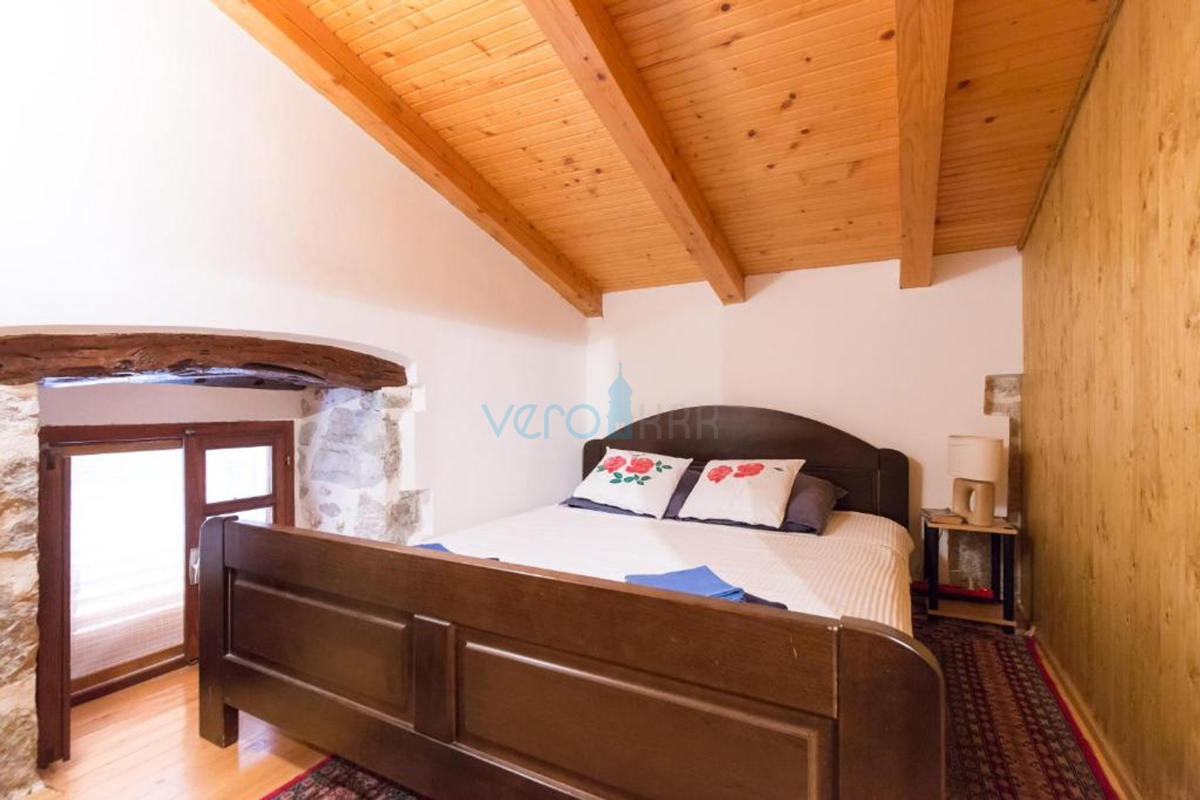 Otok Krk, mesto Krk, bližnja okolica, avtohtona obnovljena kamnita hiša 157 m2 in 250 m2 zemljišča, prodaja