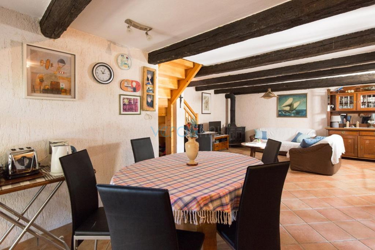 Otok Krk, mesto Krk, bližnja okolica, avtohtona obnovljena kamnita hiša 157 m2 in 250 m2 zemljišča, prodaja