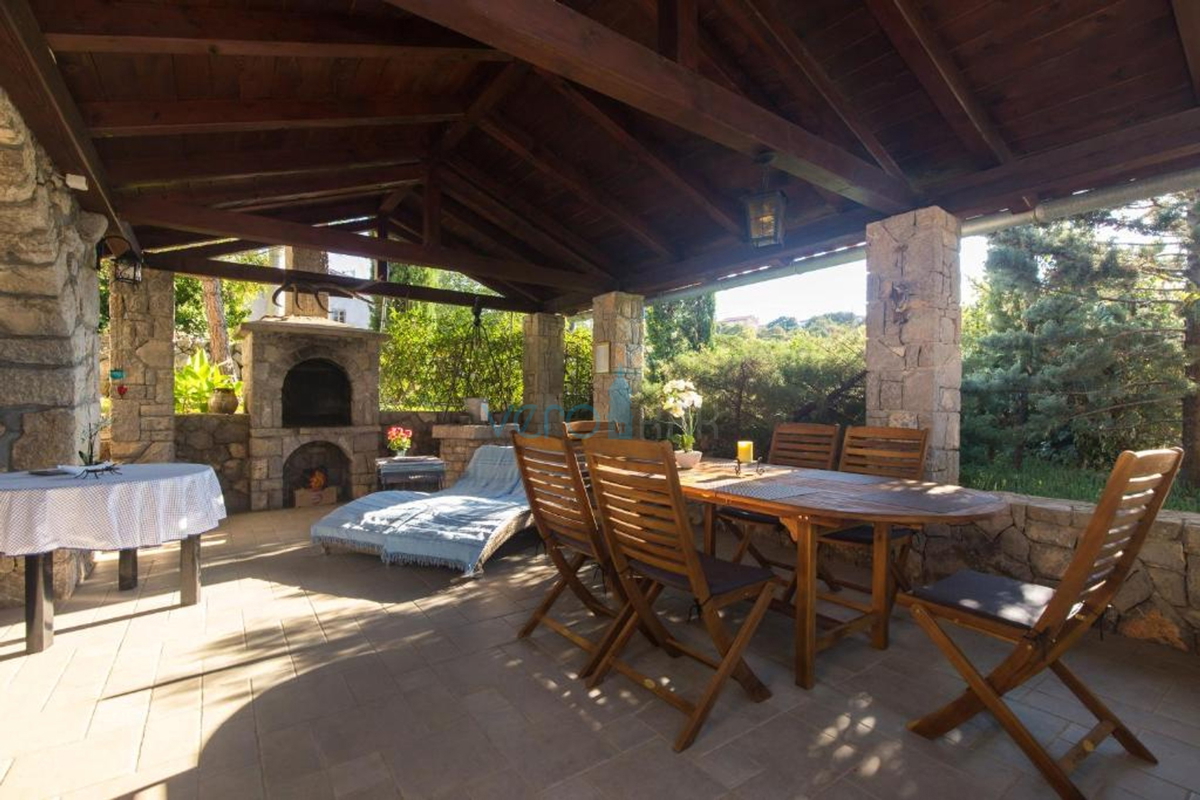 Otok Krk, mesto Krk, bližnja okolica, avtohtona obnovljena kamnita hiša 157 m2 in 250 m2 zemljišča, prodaja