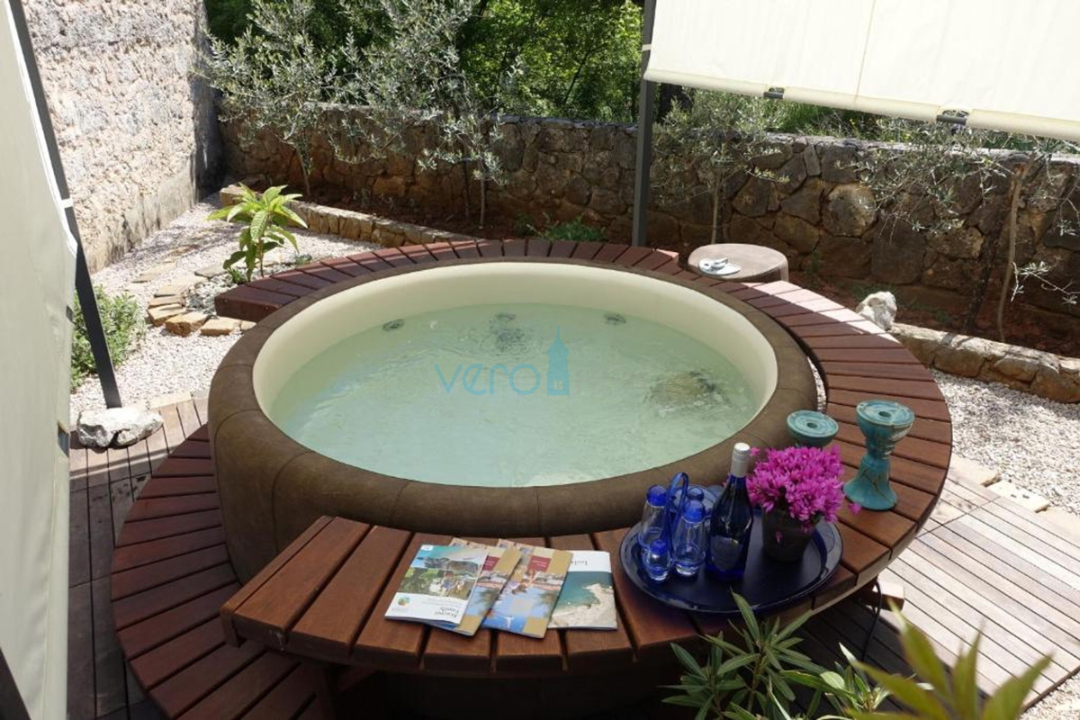 Otok Krk, mesto Krk, bližnja okolica, avtohtona obnovljena kamnita hiša 157 m2 in 250 m2 zemljišča, prodaja