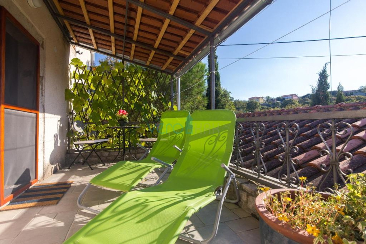 Otok Krk, mesto Krk, bližnja okolica, avtohtona obnovljena kamnita hiša 157 m2 in 250 m2 zemljišča, prodaja