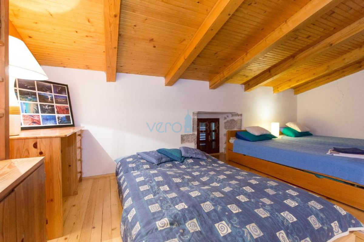 Otok Krk, mesto Krk, bližnja okolica, avtohtona obnovljena kamnita hiša 157 m2 in 250 m2 zemljišča, prodaja