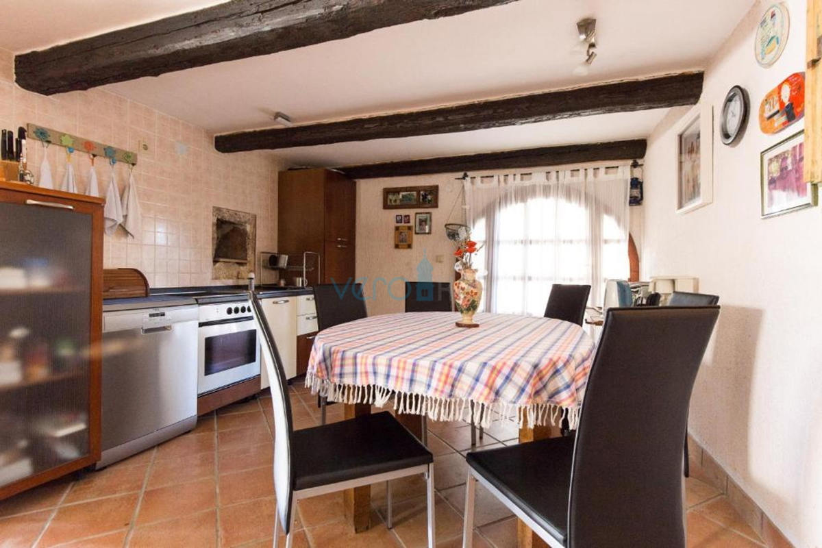 Otok Krk, mesto Krk, bližnja okolica, avtohtona obnovljena kamnita hiša 157 m2 in 250 m2 zemljišča, prodaja