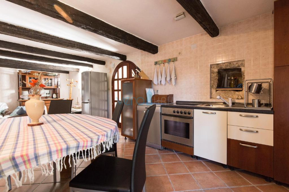 Otok Krk, mesto Krk, bližnja okolica, avtohtona obnovljena kamnita hiša 157 m2 in 250 m2 zemljišča, prodaja