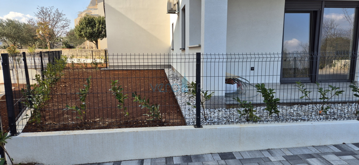 Uvala Soline, otok Krk, dvoposteljno stanovanje v pritličju, vrt, novogradnja, prodaja