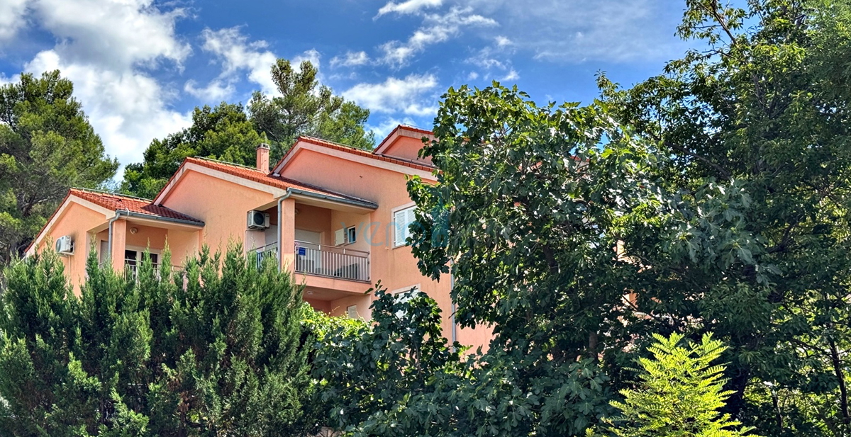Otok Krk, zaliv Soline, dvosobno stanovanje, 50 m od morja, pogled, prodaja