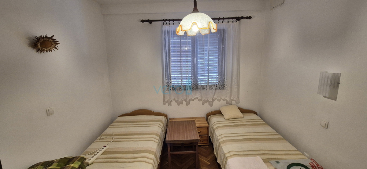 Otok Krk, Vrbnik, okolica, dvojna hiša z dvema stanovanjema, vrt, prodaja