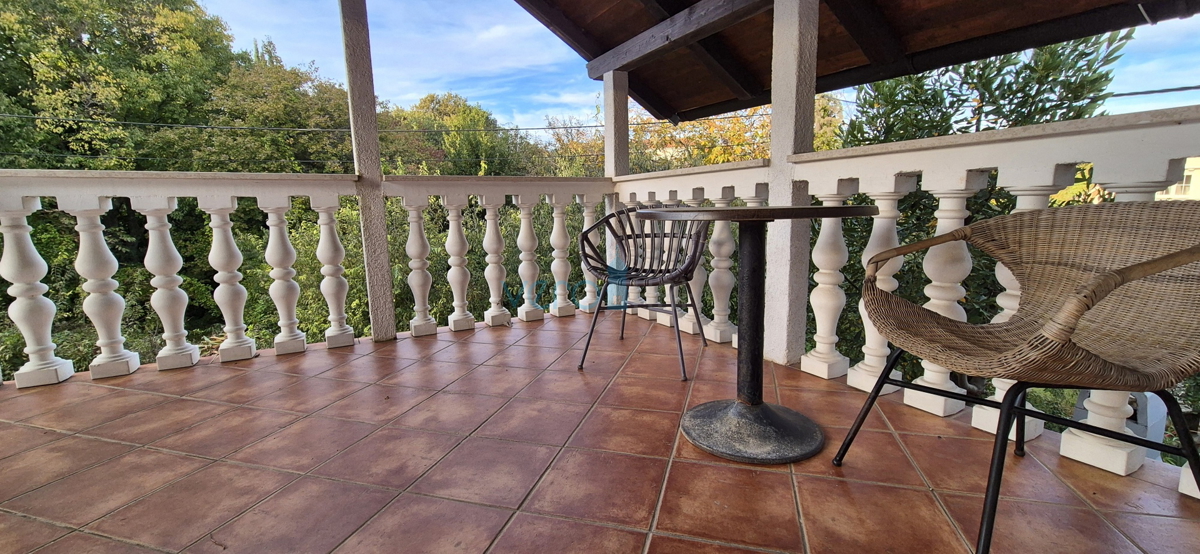 Otok Krk, Vrbnik, okolica, dvojna hiša z dvema stanovanjema, vrt, prodaja