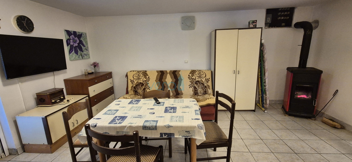 Otok Krk, Vrbnik, okolica, dvojna hiša z dvema stanovanjema, vrt, prodaja