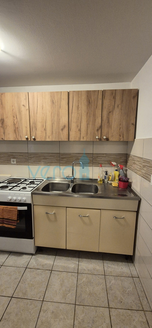 Otok Krk, Vrbnik, okolica, dvojna hiša z dvema stanovanjema, vrt, prodaja