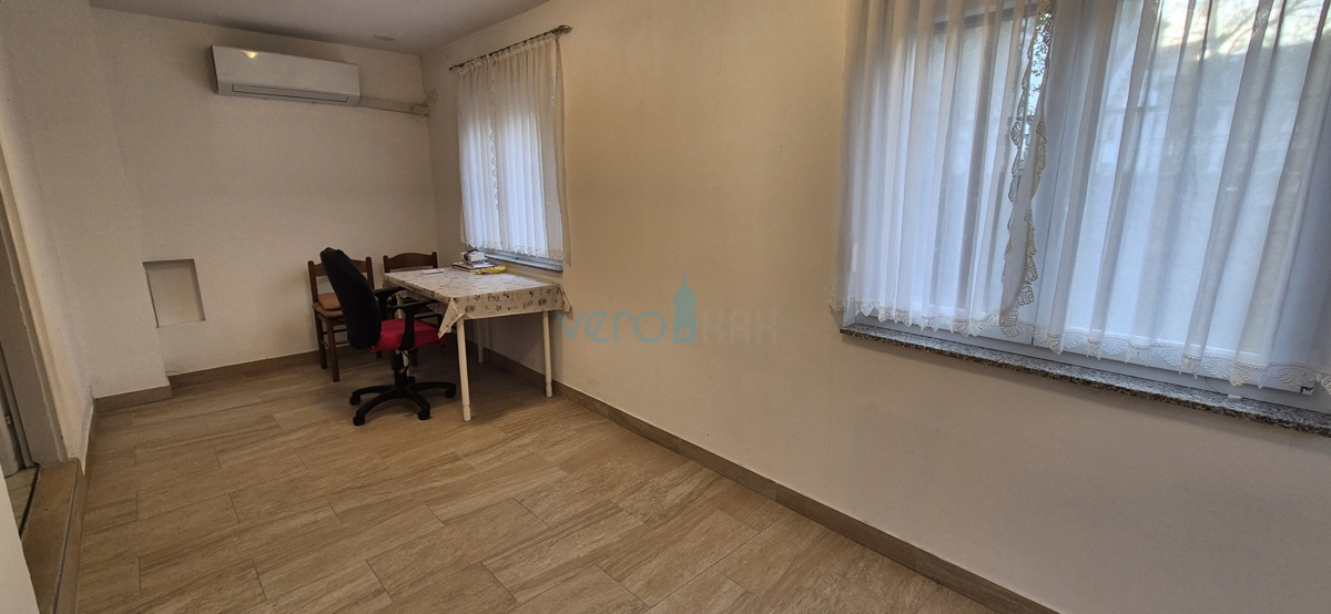 Otok Krk, Vrbnik, okolica, dvojna hiša z dvema stanovanjema, vrt, prodaja