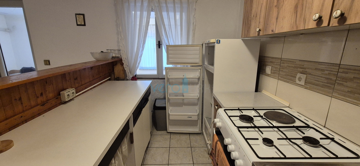 Otok Krk, Vrbnik, okolica, dvojna hiša z dvema stanovanjema, vrt, prodaja