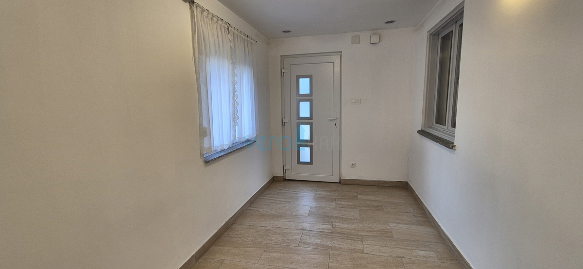 Otok Krk, Vrbnik, okolica, dvojna hiša z dvema stanovanjema, vrt, prodaja