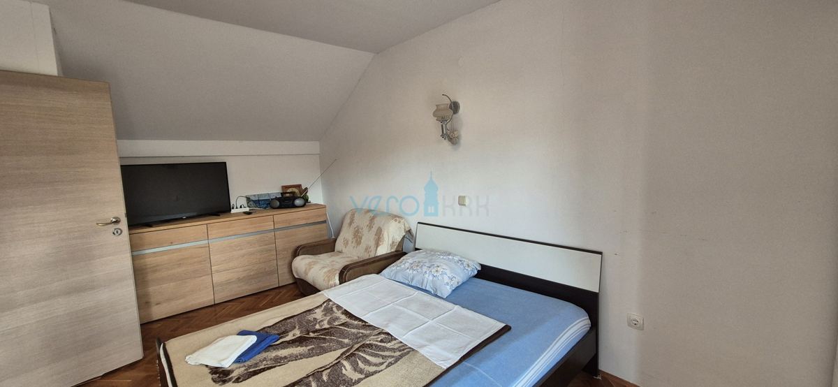 Otok Krk, Vrbnik, okolica, dvojna hiša z dvema stanovanjema, vrt, prodaja