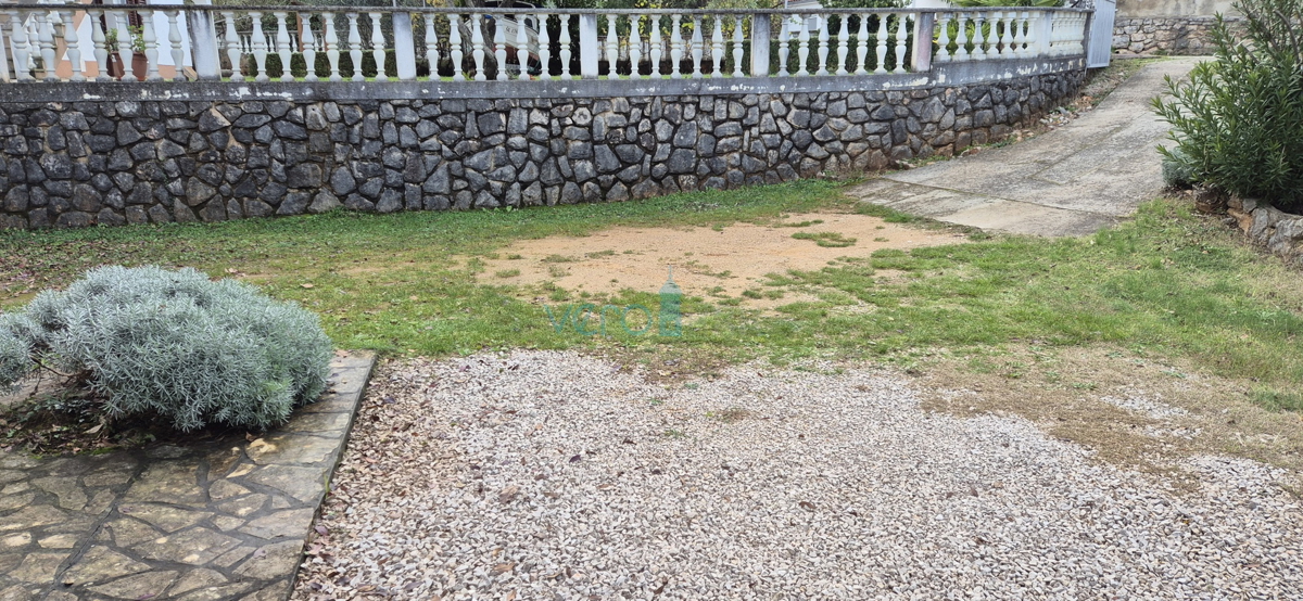 Otok Krk, Vrbnik, okolica, dvojna hiša z dvema stanovanjema, vrt, prodaja