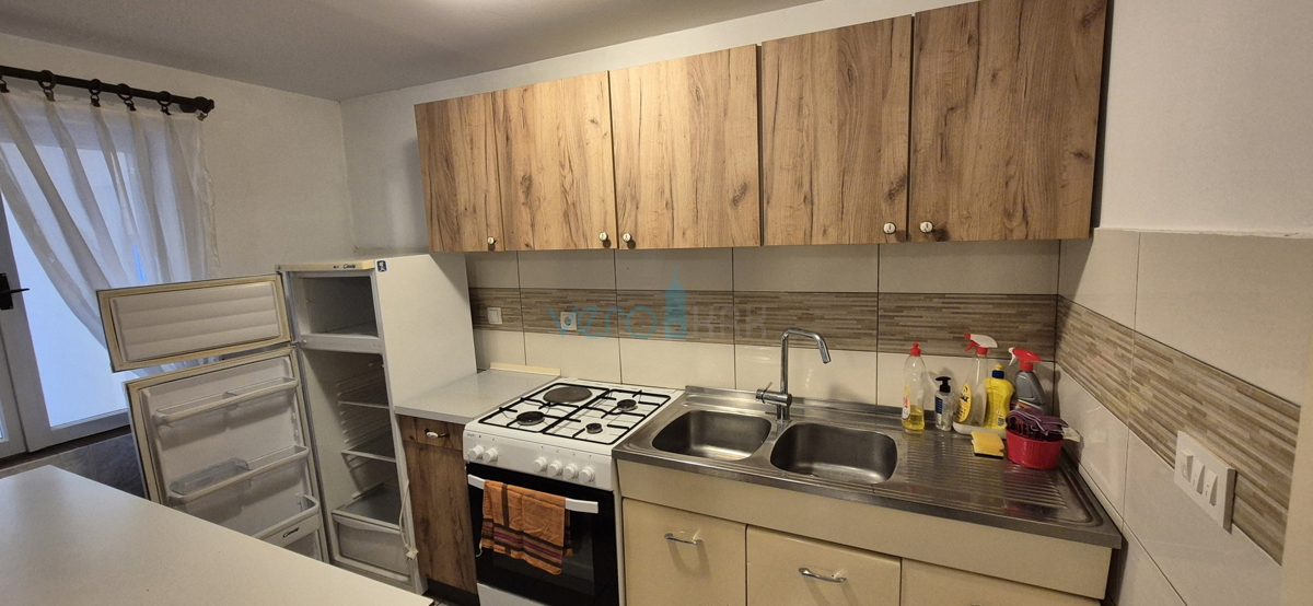 Otok Krk, Vrbnik, okolica, dvojna hiša z dvema stanovanjema, vrt, prodaja