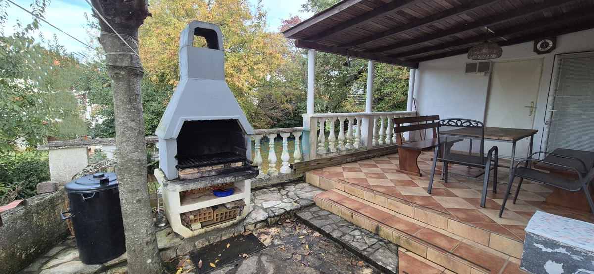 Otok Krk, Vrbnik, okolica, dvojna hiša z dvema stanovanjema, vrt, prodaja