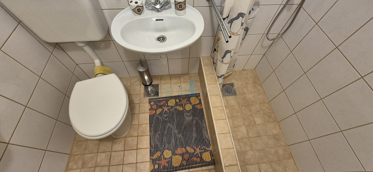 Otok Krk, Vrbnik, okolica, dvojna hiša z dvema stanovanjema, vrt, prodaja