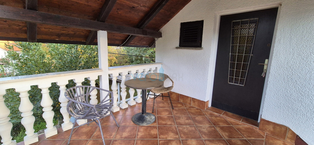 Otok Krk, Vrbnik, okolica, dvojna hiša z dvema stanovanjema, vrt, prodaja