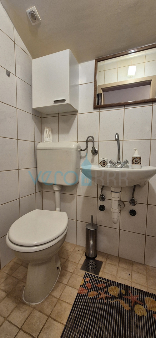 Otok Krk, Vrbnik, okolica, dvojna hiša z dvema stanovanjema, vrt, prodaja