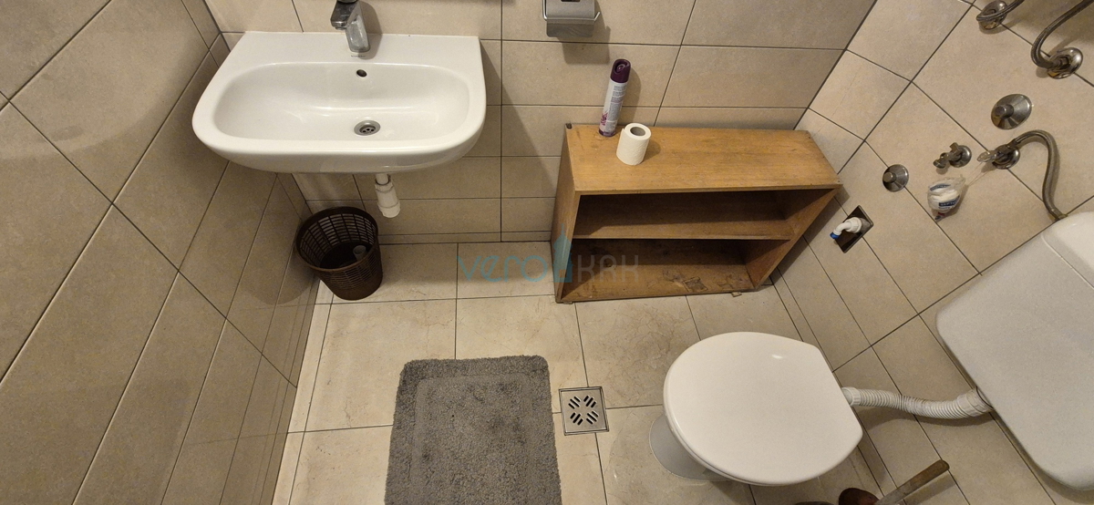 Otok Krk, Vrbnik, okolica, dvojna hiša z dvema stanovanjema, vrt, prodaja