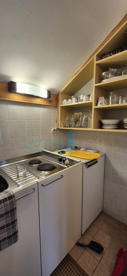 Otok Krk, Vrbnik, okolica, dvojna hiša z dvema stanovanjema, vrt, prodaja