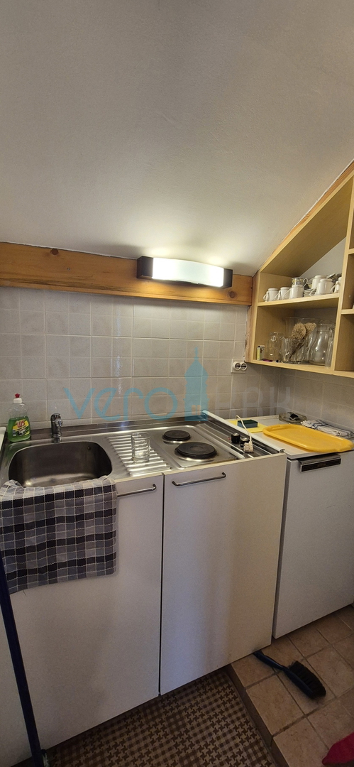 Otok Krk, Vrbnik, okolica, dvojna hiša z dvema stanovanjema, vrt, prodaja