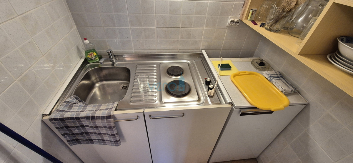 Otok Krk, Vrbnik, okolica, dvojna hiša z dvema stanovanjema, vrt, prodaja