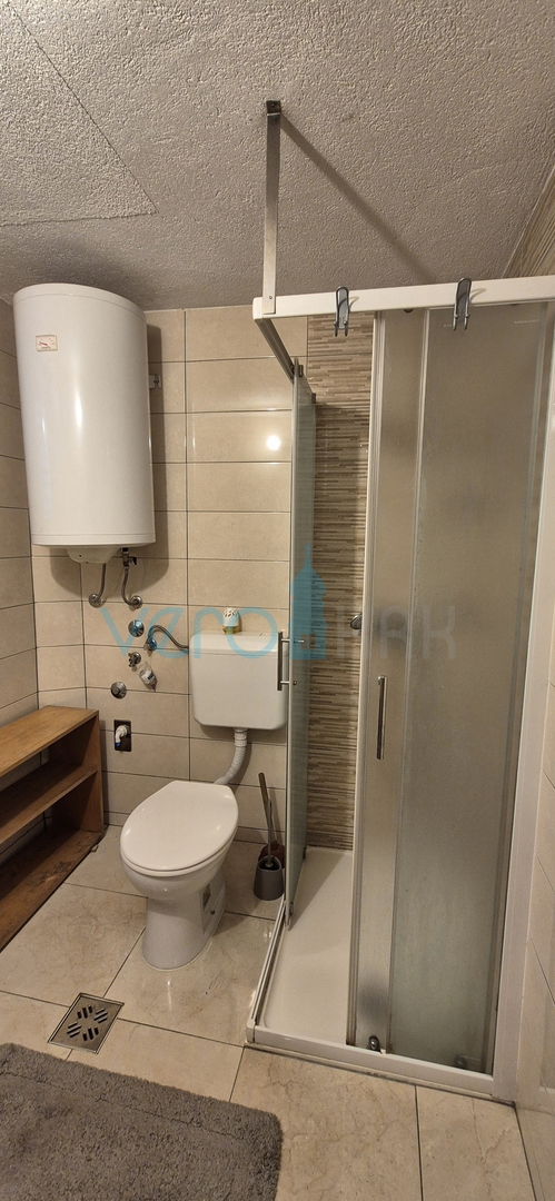 Otok Krk, Vrbnik, okolica, dvojna hiša z dvema stanovanjema, vrt, prodaja