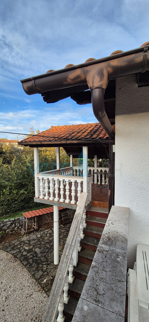 Otok Krk, Vrbnik, okolica, dvojna hiša z dvema stanovanjema, vrt, prodaja