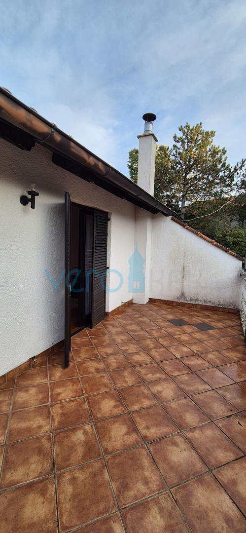 Otok Krk, Vrbnik, okolica, dvojna hiša z dvema stanovanjema, vrt, prodaja