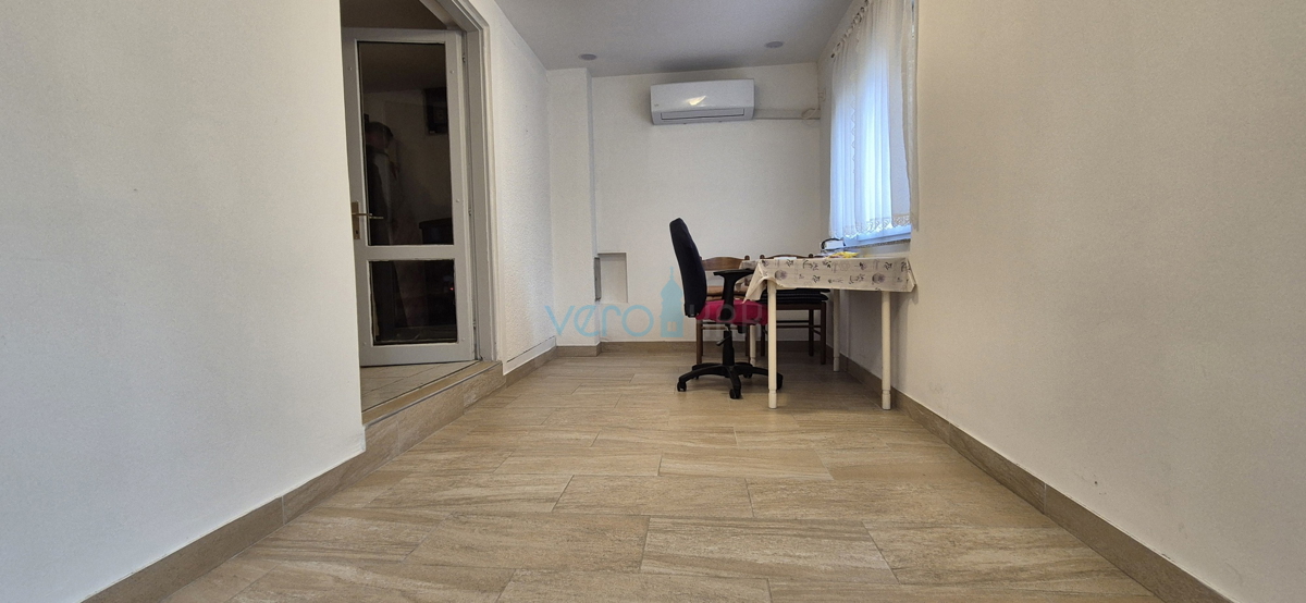 Otok Krk, Vrbnik, okolica, dvojna hiša z dvema stanovanjema, vrt, prodaja