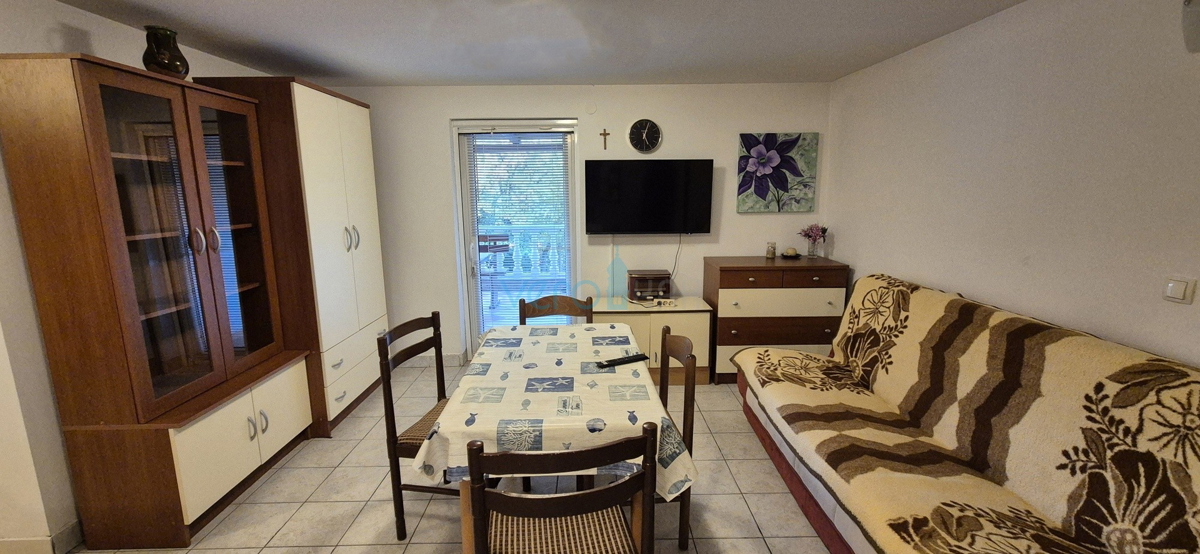 Otok Krk, Vrbnik, okolica, dvojna hiša z dvema stanovanjema, vrt, prodaja