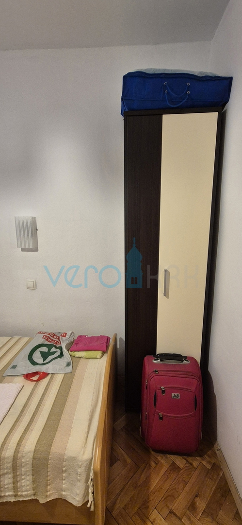 Otok Krk, Vrbnik, okolica, dvojna hiša z dvema stanovanjema, vrt, prodaja