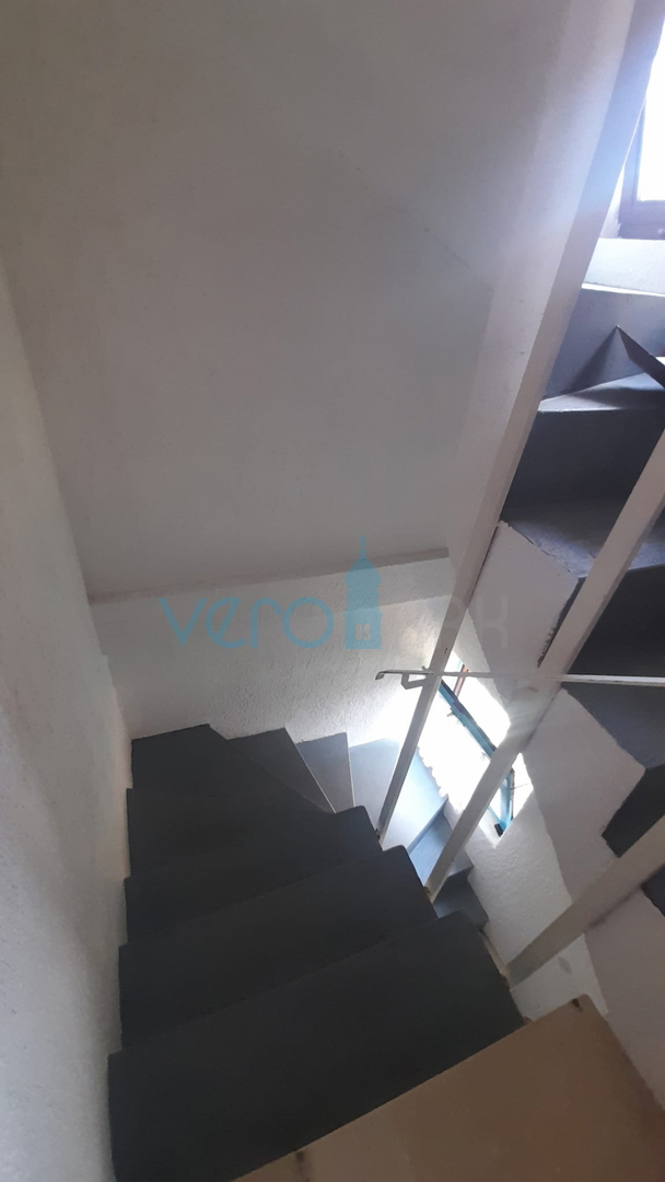 Njivice, otok Krk, dvojna hiša s 3 stanovanji, zemljišče, pogled na morje, prodaja