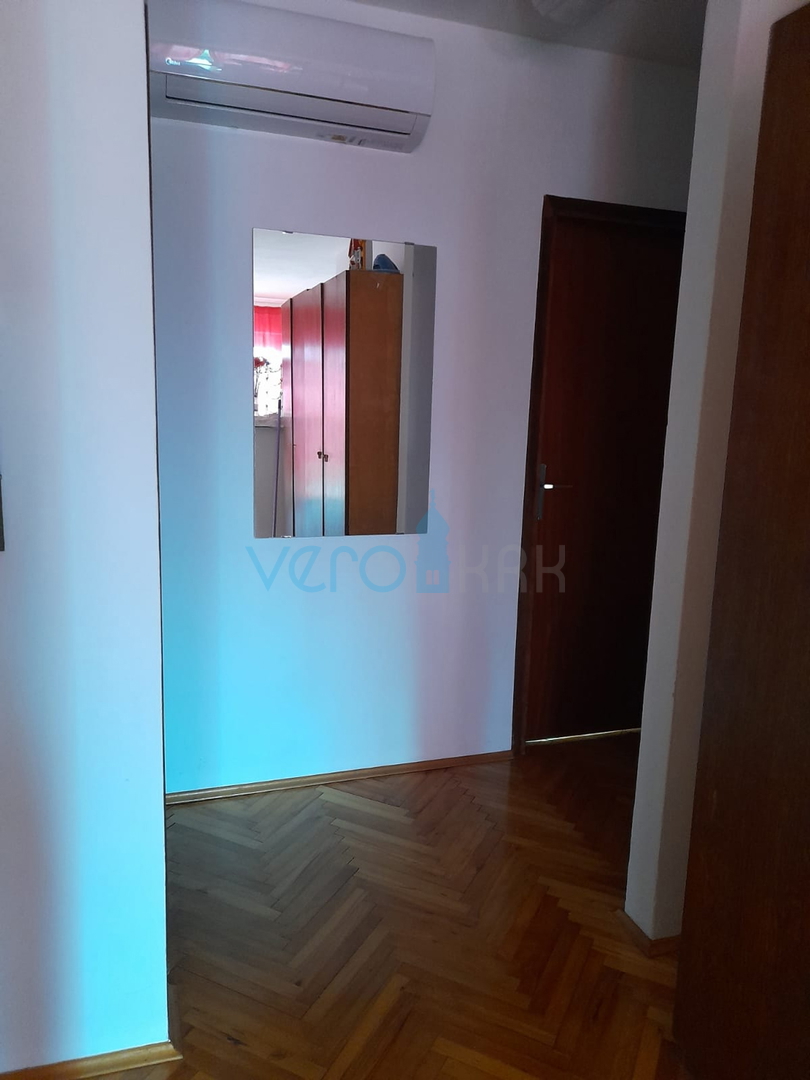 Njivice, otok Krk, dvojna hiša s 3 stanovanji, zemljišče, pogled na morje, prodaja