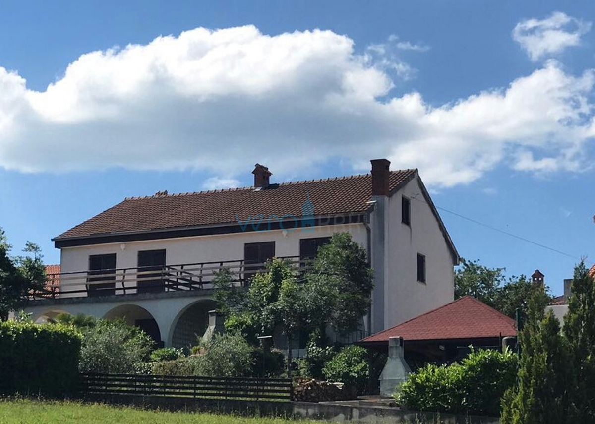 Njivice, otok Krk, dvojna hiša s 3 stanovanji, zemljišče, pogled na morje, prodaja